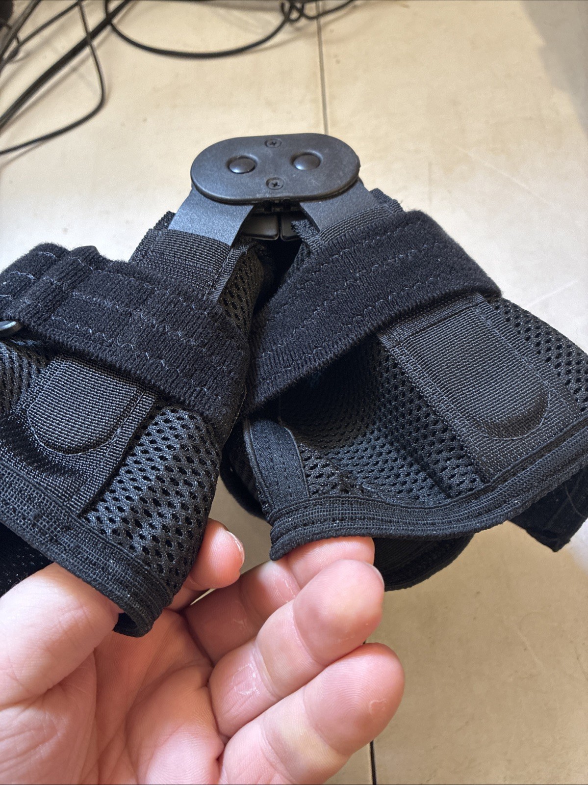 Breg Short Runner Wrap Around Hinged Air Mesh Knee Brace Size Medium