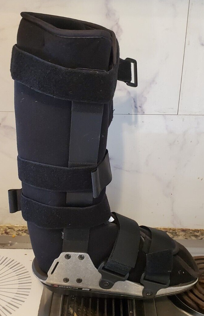 Breg Size Medium Full Shell Walker Orthopedic Boot 4 Strap
