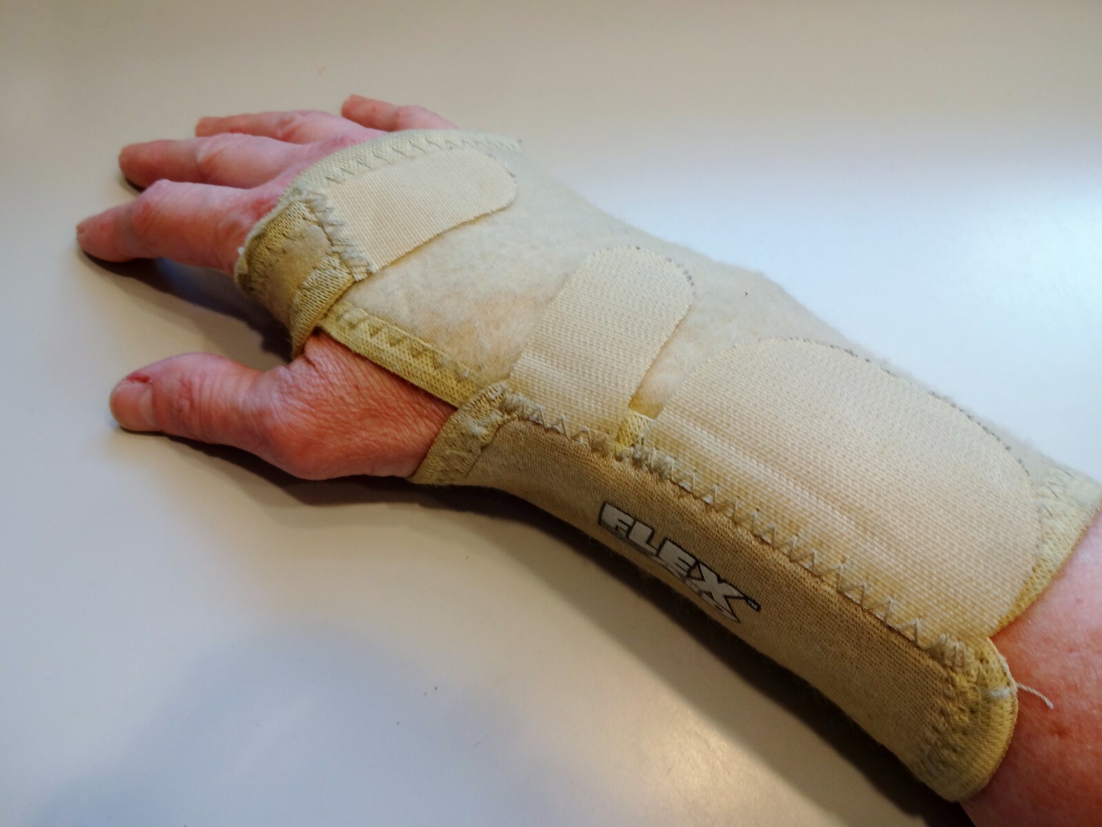 Tan FLEX AID CONTOURED WRIST SPLINT Brace Support Right Hand Small ? Medium ?