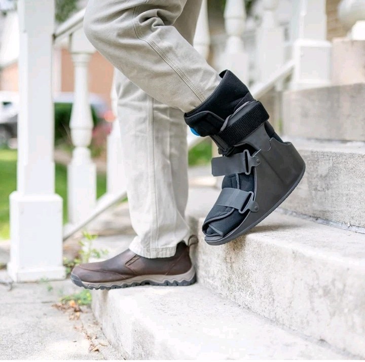 United Ortho Short Air Cam Walker Fracture Boot, Small, Black