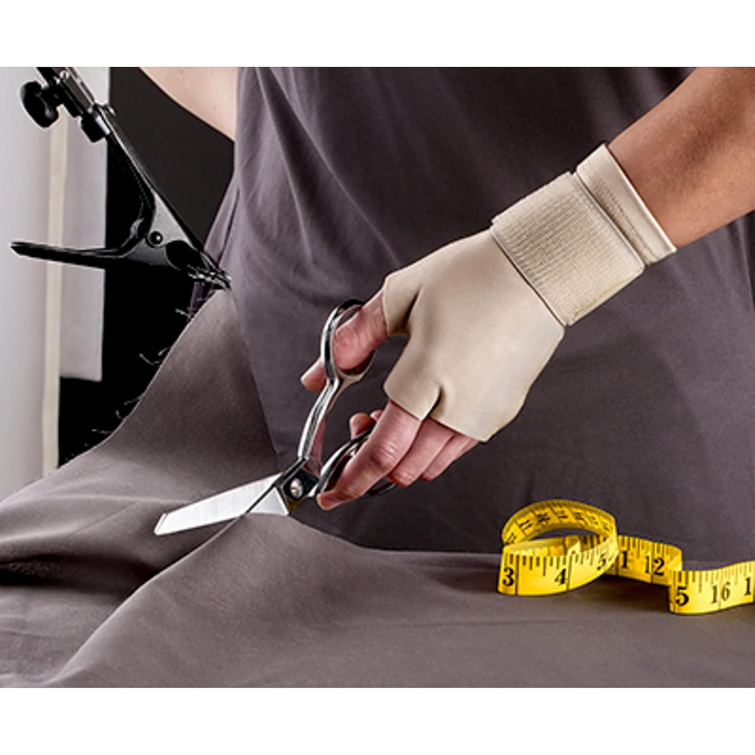 FUTURO Compression Glove, Provides Mild Support to Aching, Weak Hands and Wrists