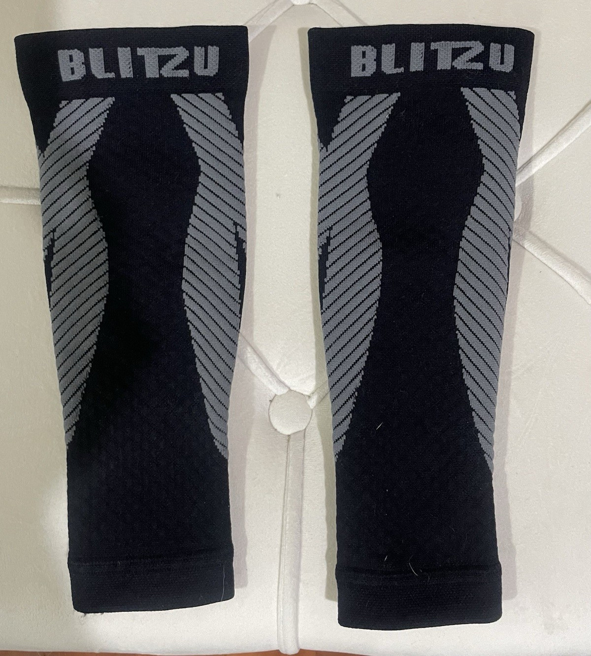 BLITZU Compression Sleeves Pair Size S/M Black/Gray Compression Support