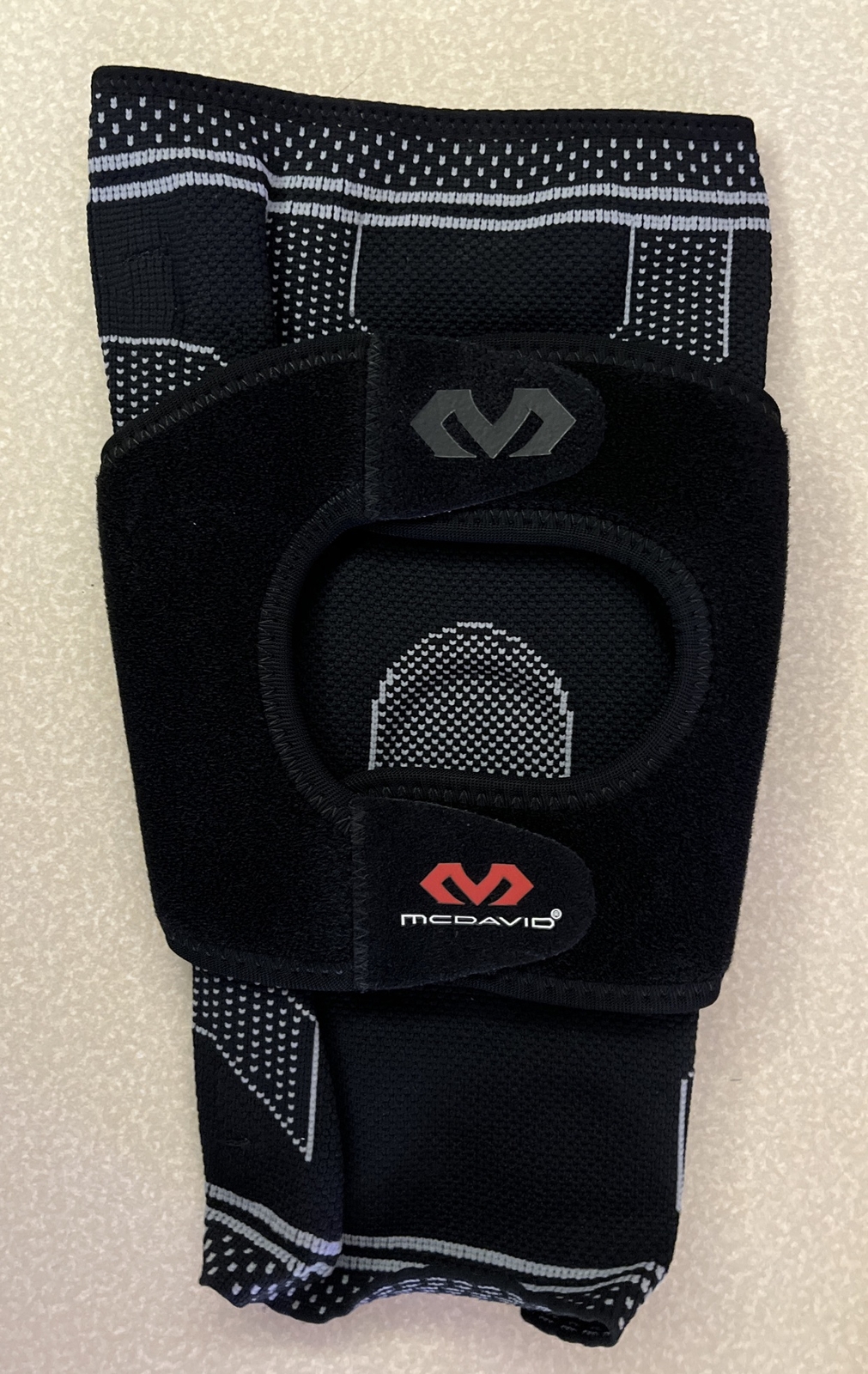 McDavid 5147 ELITE Engineered Elastic Knee Support w/ Dual Wrap Size Medium