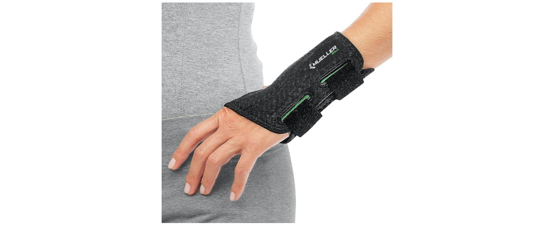 MUELLER Sports Medicine Green Fitted Wrist Brace