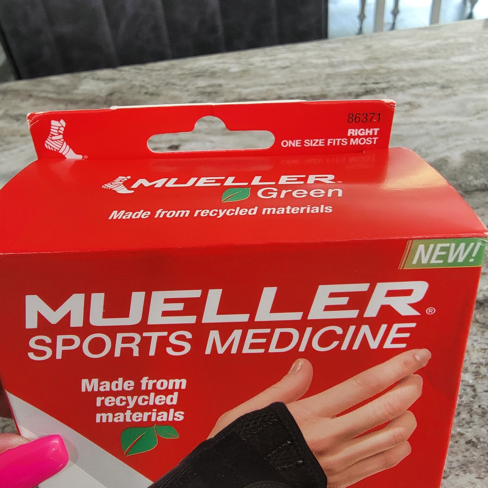 Mueller Sports Medicine Green Right Wrist Brace OSFM Black