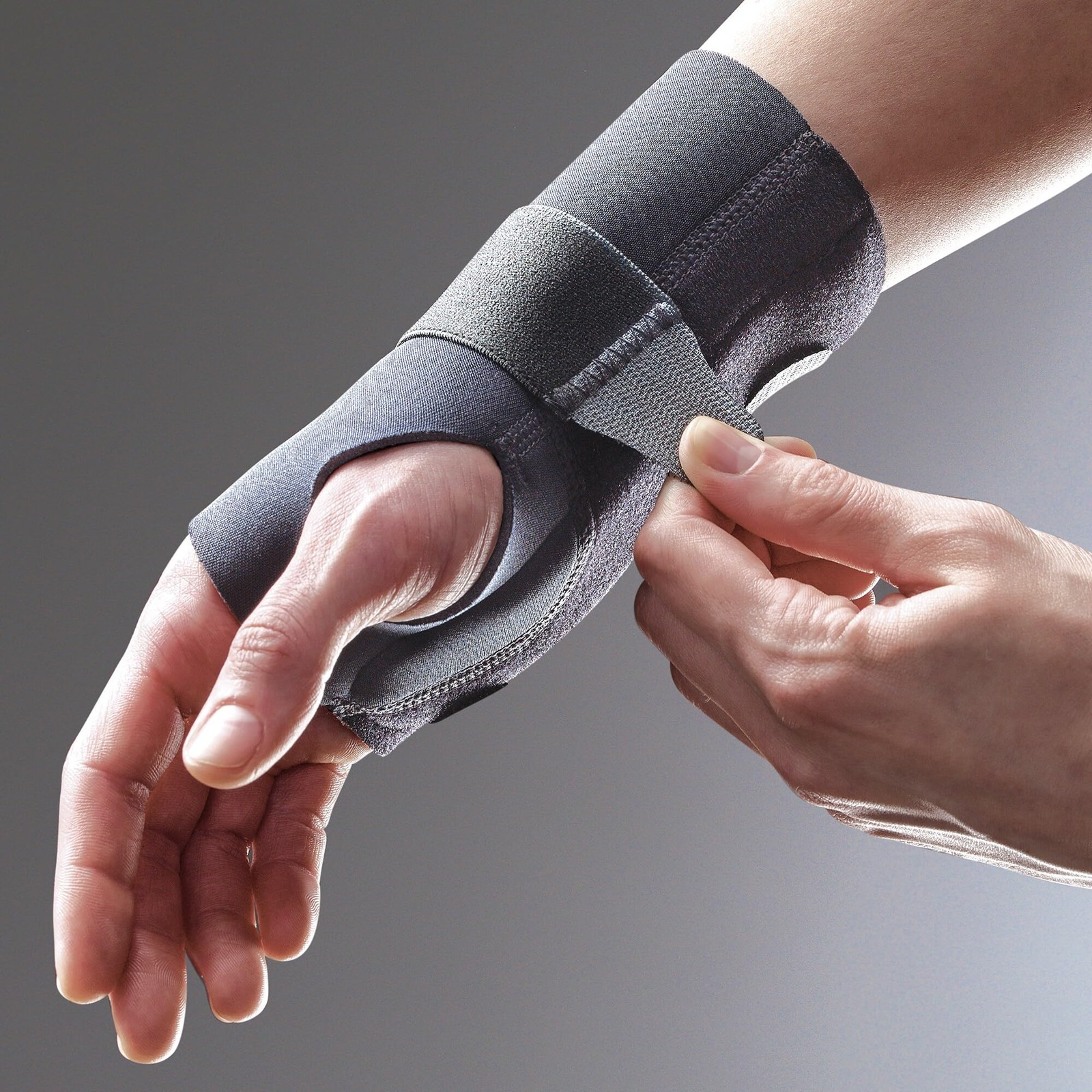 FUTURO Compression Wrist Brace Right Hand Stabilizing Support Small Medium