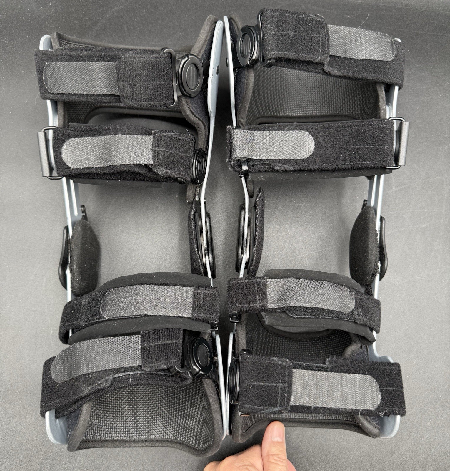 Pair Medium OSSUR OAsys Carticare Adjustable Knee Braces Silver Left & Right