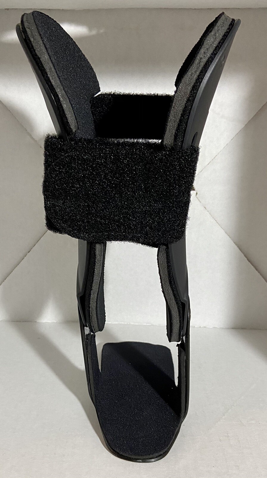 Hinged Right Ankle Brace