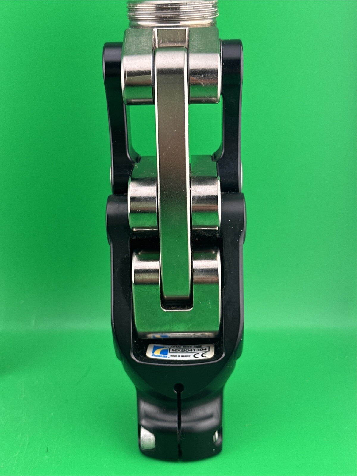 Ossur 1900 Prosthetic Knee. Comes W/ Pylon & Threaded Top Adapter