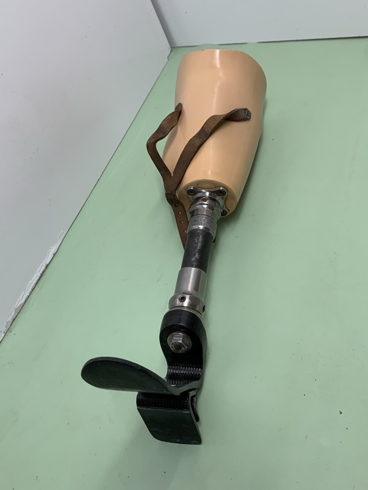 Artificial Leg Prosthetic Knee Titanium Carbon Fiber Ossur ￼￼