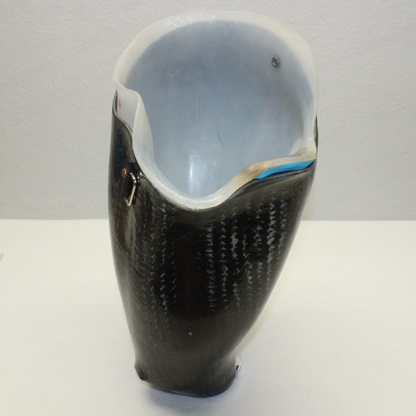 ABOVE KNEE CARBON FIBER PROSTHETIC LEFT LEG SOCKET OSSUR DISTAL~ W=6-7″ H=10-15″