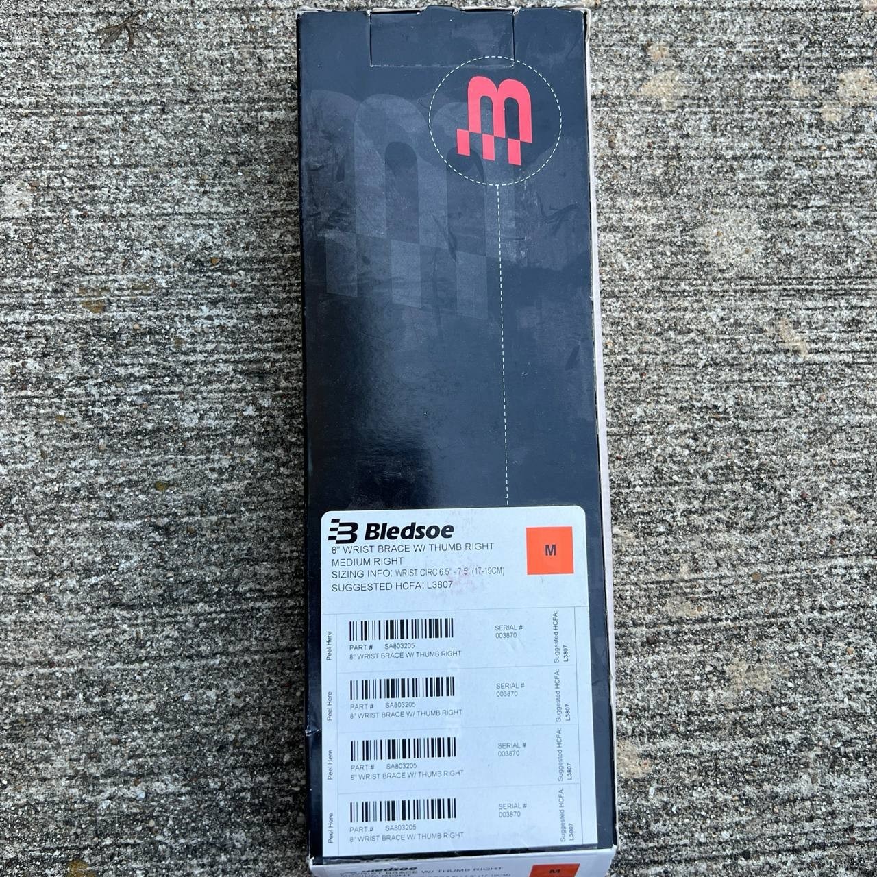 Bledsoe 8″ Wrist Brace w Thumb Right Medium M L3807 Black Open Box