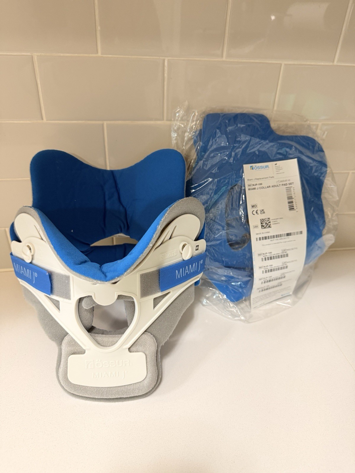 Ossur Miami J Select Cervical Hard Collar, Universal Size MJ-300 + New Pad Set