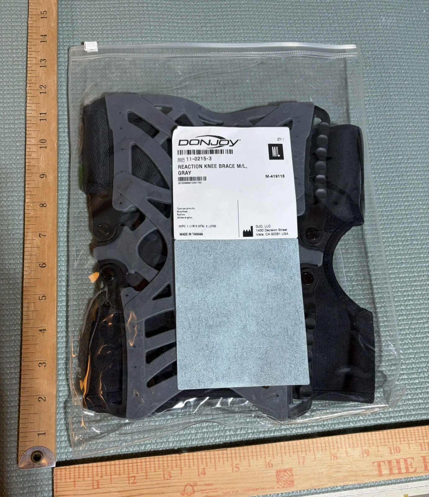 Knee Brace Gray Size: M/L Donjoy Reaction 11-0215-2 With Sleeve. Brand New!