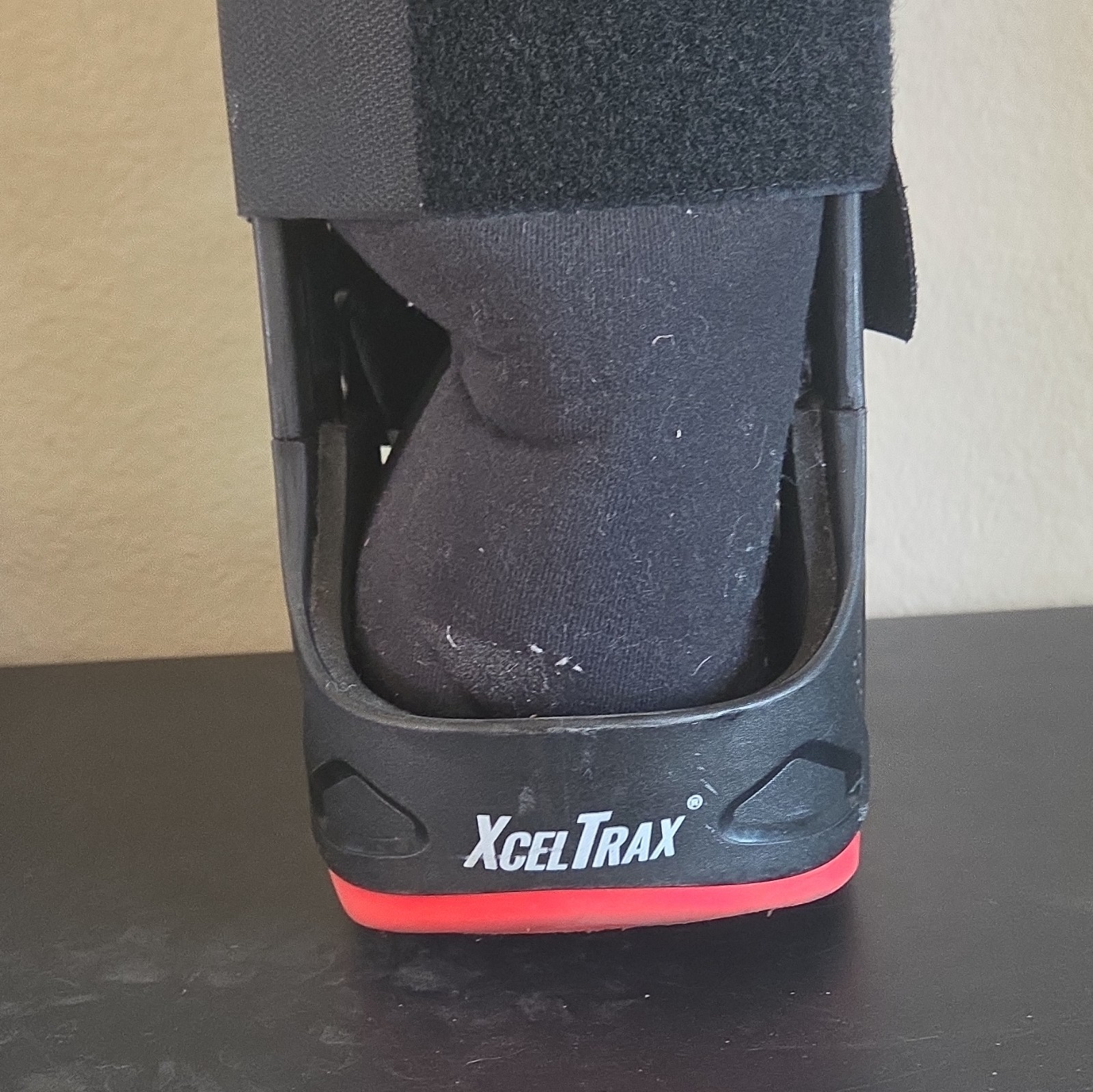 XcelTrax Adjustable Walking Boot Immobilizer, Black/Red, Size M, CE