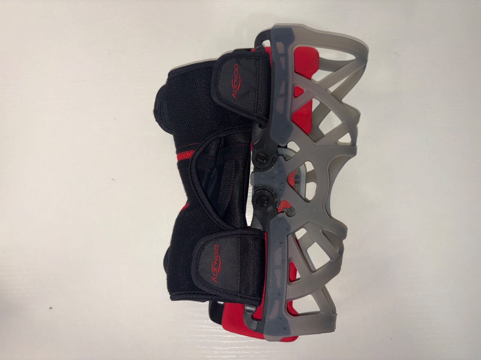 New DonJoy OA Reaction Web Knee Brace Medium M Left/Right 11-7427-3
