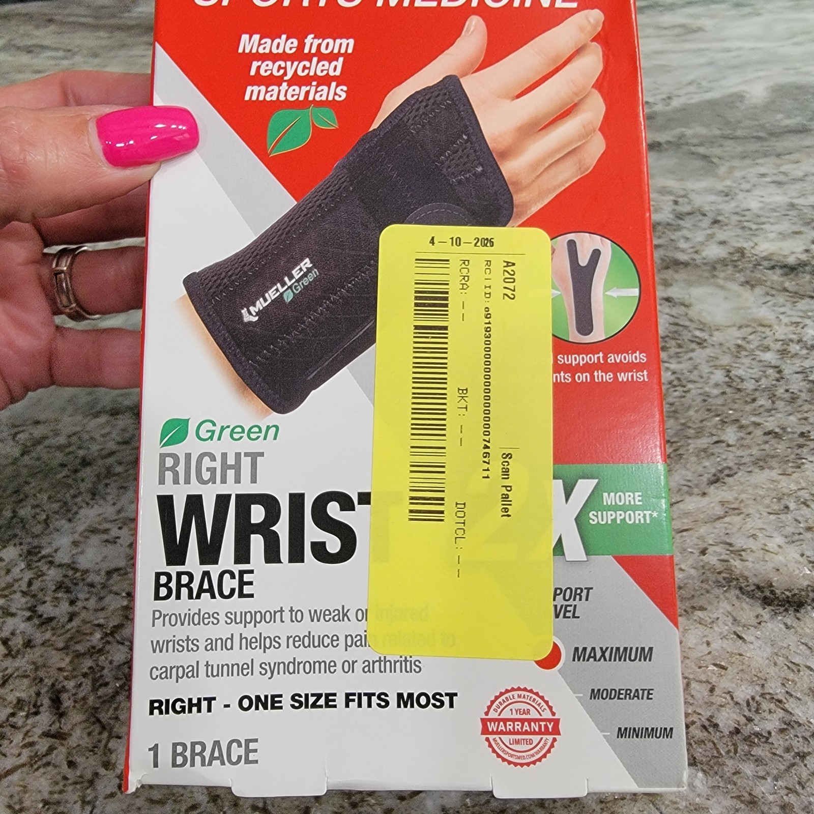 Mueller Sports Medicine Green Right Wrist Brace OSFM Black