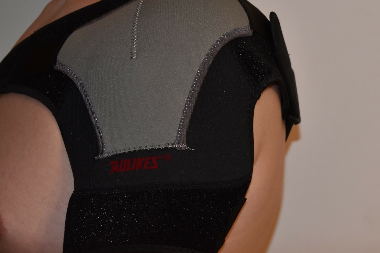 AOLIKES Shoulder Support Back Brace Strap Gym Sports Compression Wrap Protector