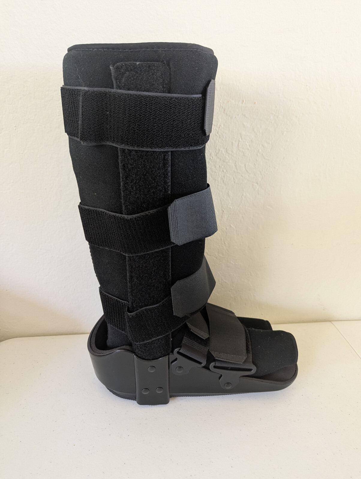 MEDLINE Full Leg Boot REF ORT28100M – Size Medium – Gently Used
