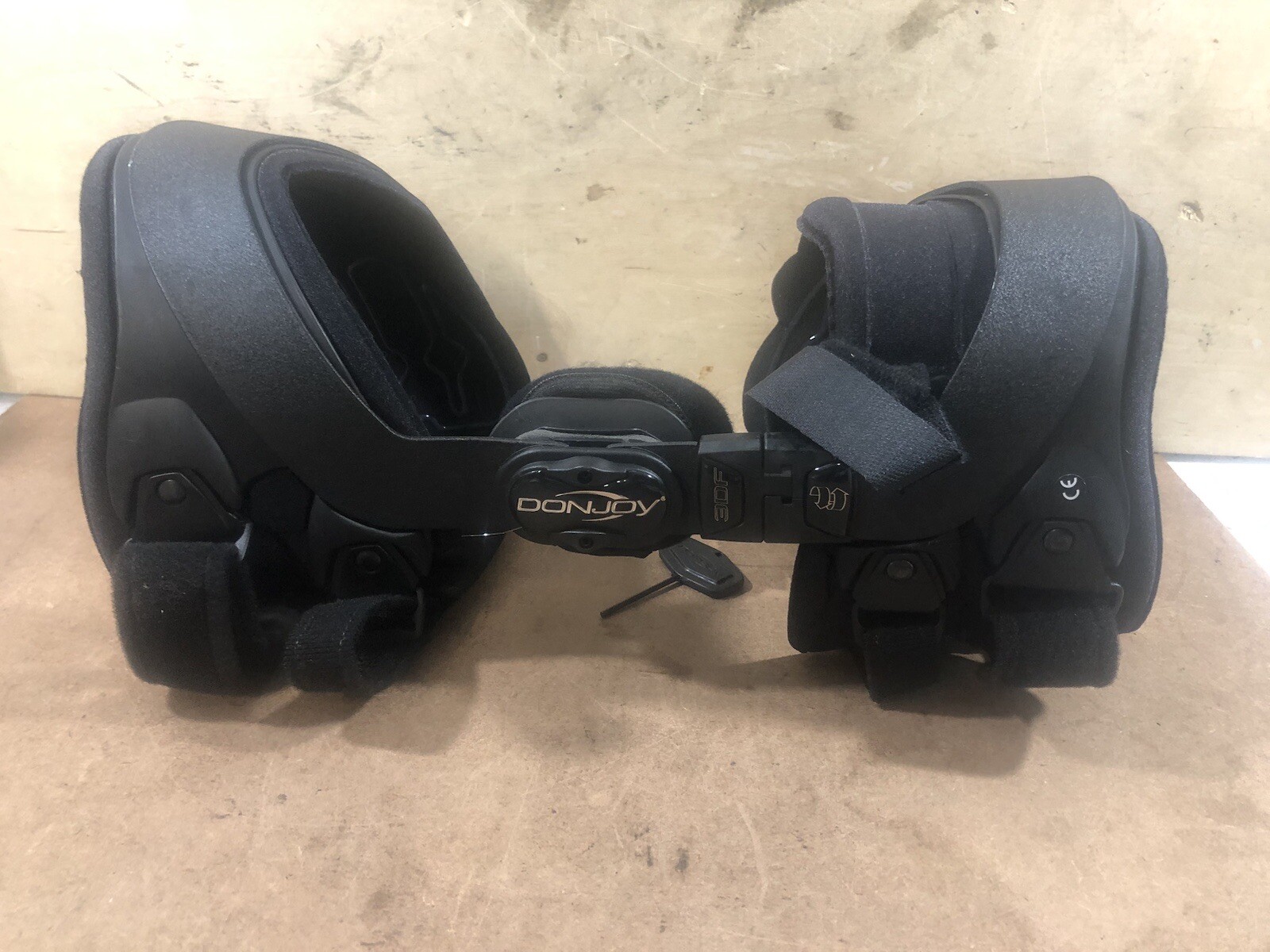 Donjoy 3DF XL Right Medial Knee Brace PreOwned
