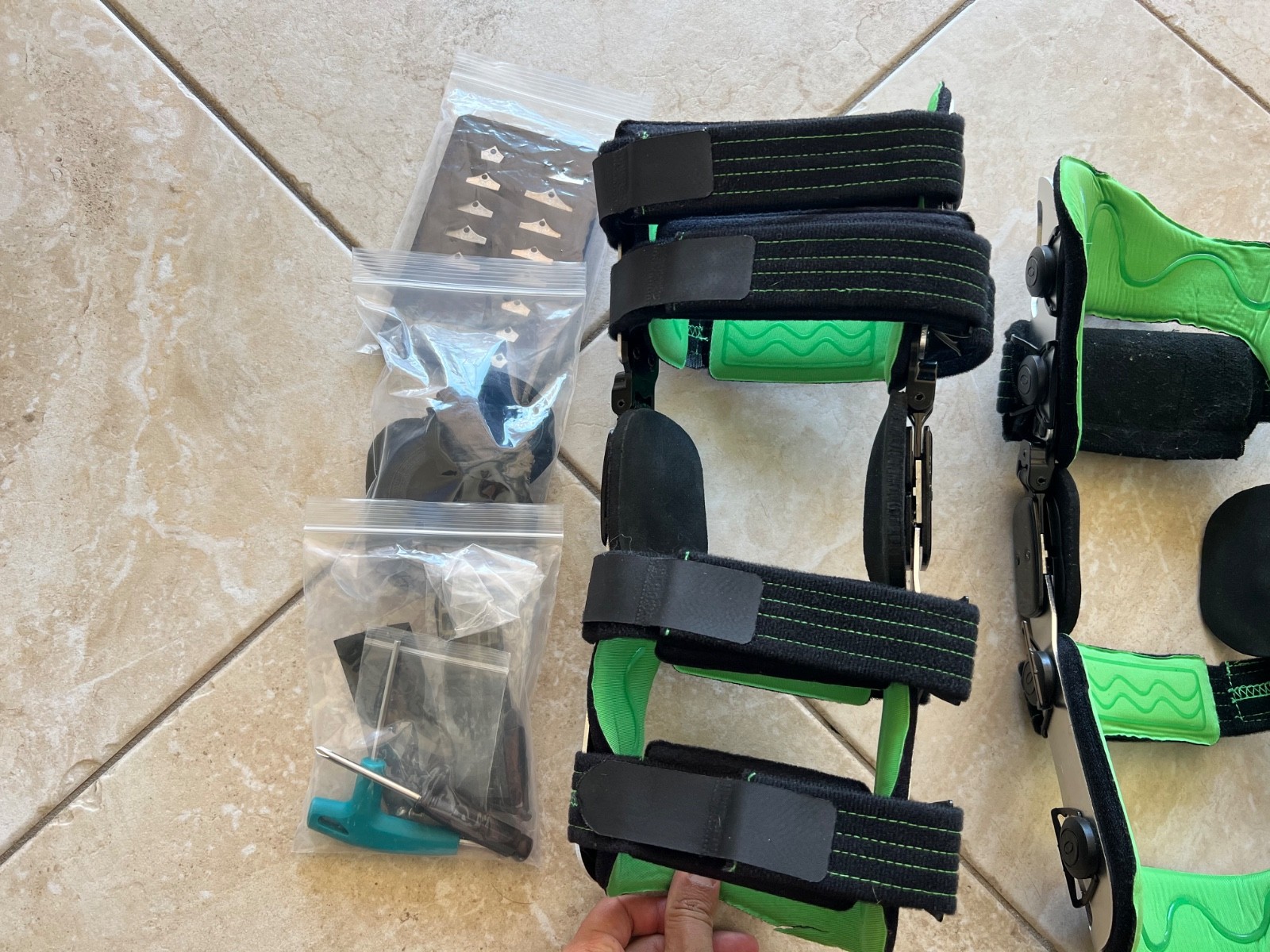Range of Motion Knee Brace (right OR left, Medium size).