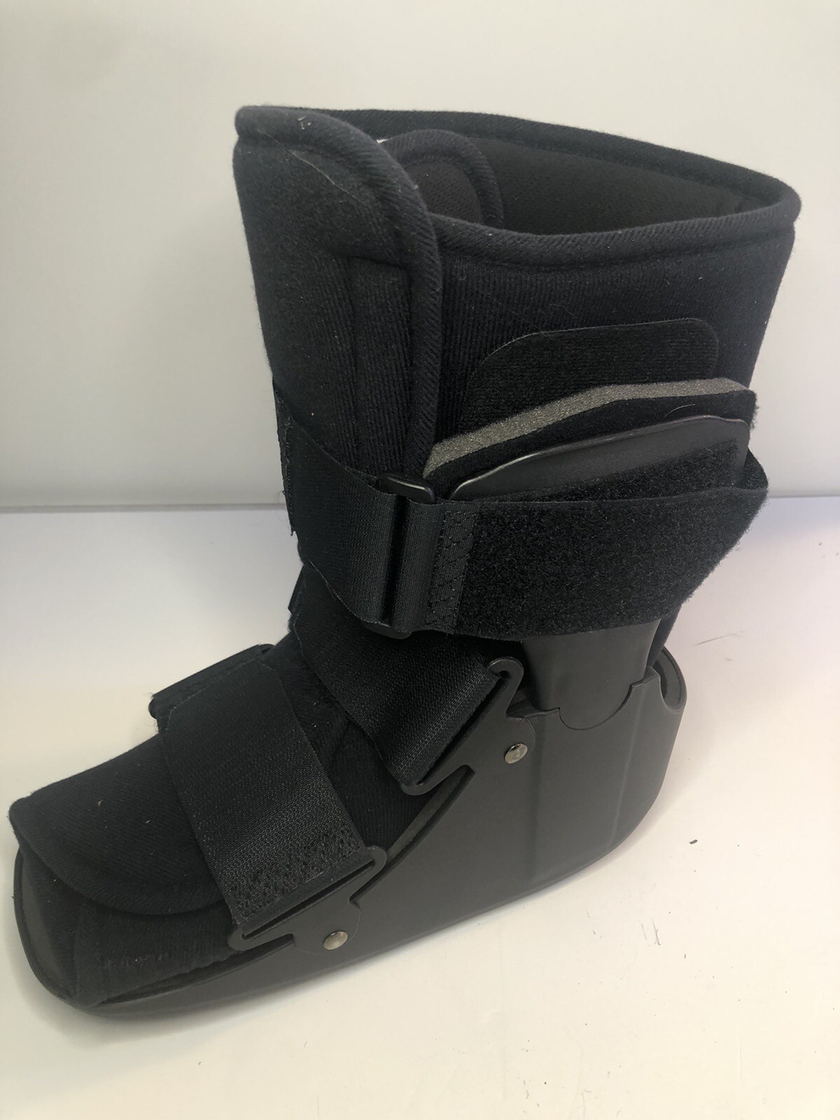 Black United Ortho Short Air Cam Walker Fracture Boot, Size Medium– New