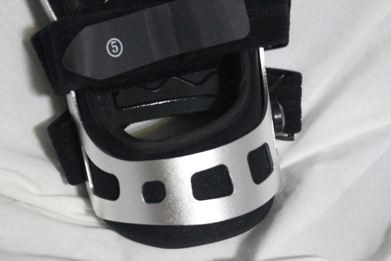 Unite Medical Hinged ROM Sports Knee Brace for ACL Meniscus Medium Right NIP