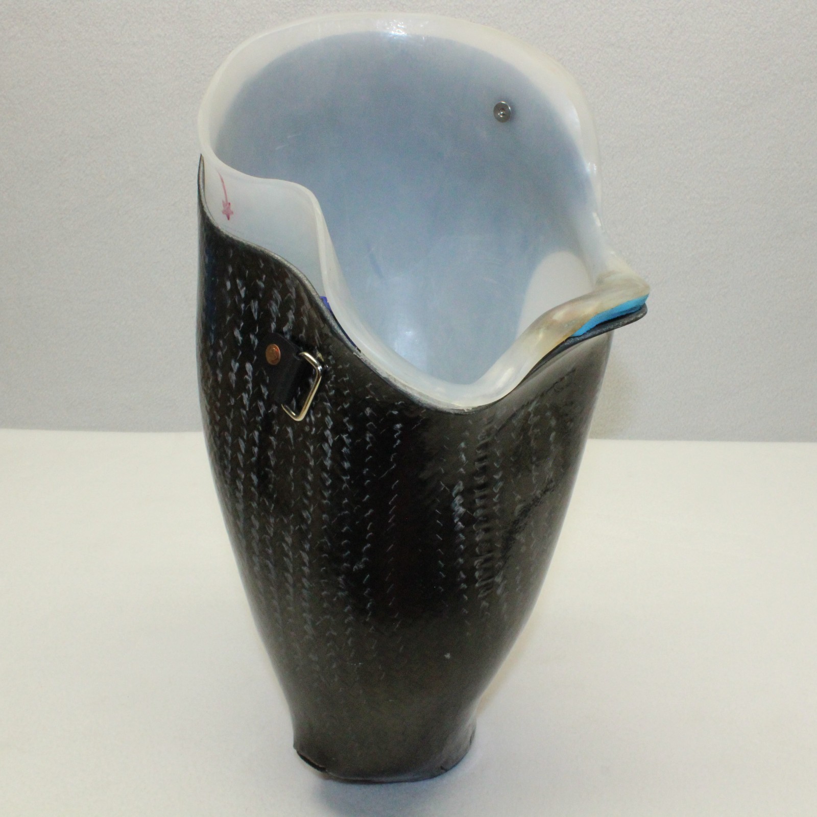 ABOVE KNEE CARBON FIBER PROSTHETIC LEFT LEG SOCKET OSSUR DISTAL~ W=6-7″ H=10-15″