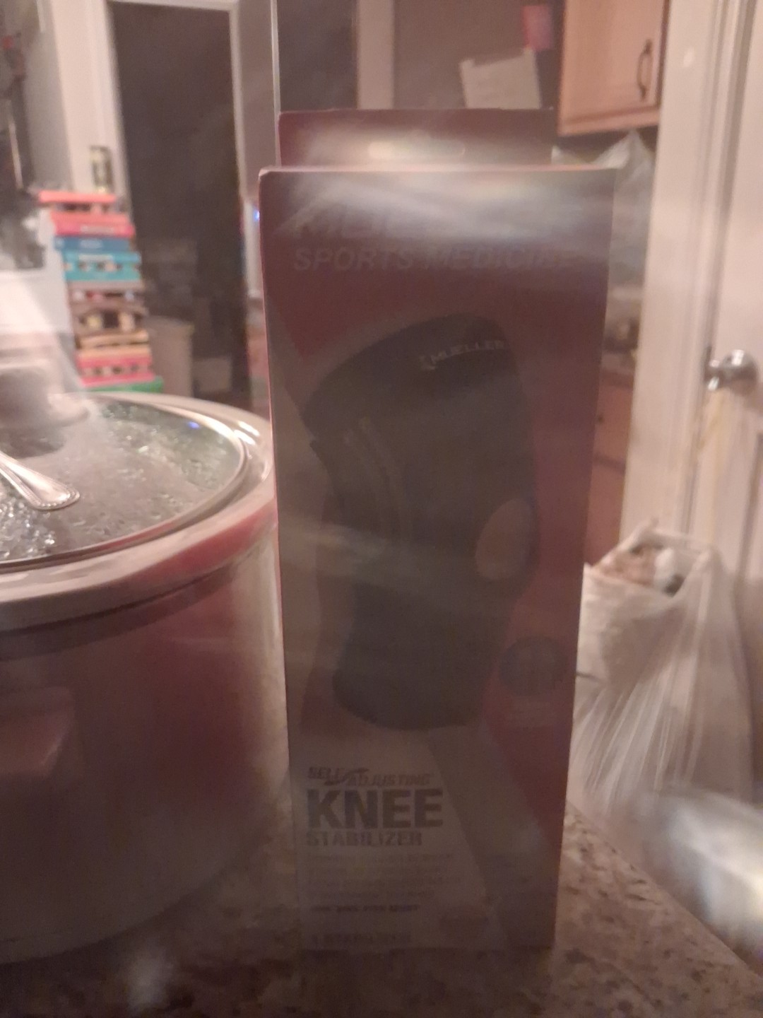 MUELLER SPORTS MEDICINE SELF-ADJUSTING KNEE STABILIZER 65437 BRAND NEW
