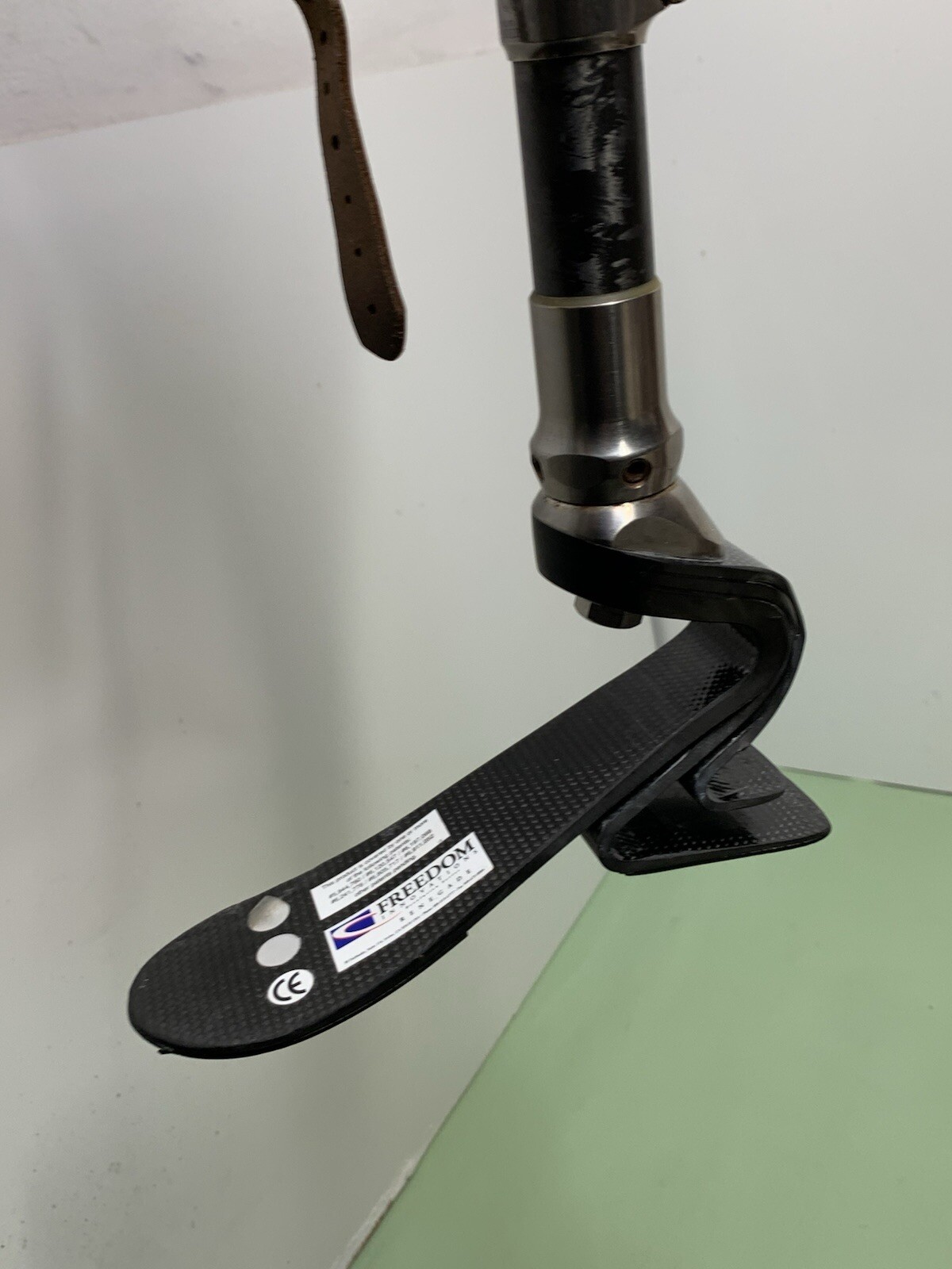 Artificial Leg Prosthetic Knee Titanium Carbon Fiber Ossur ￼￼