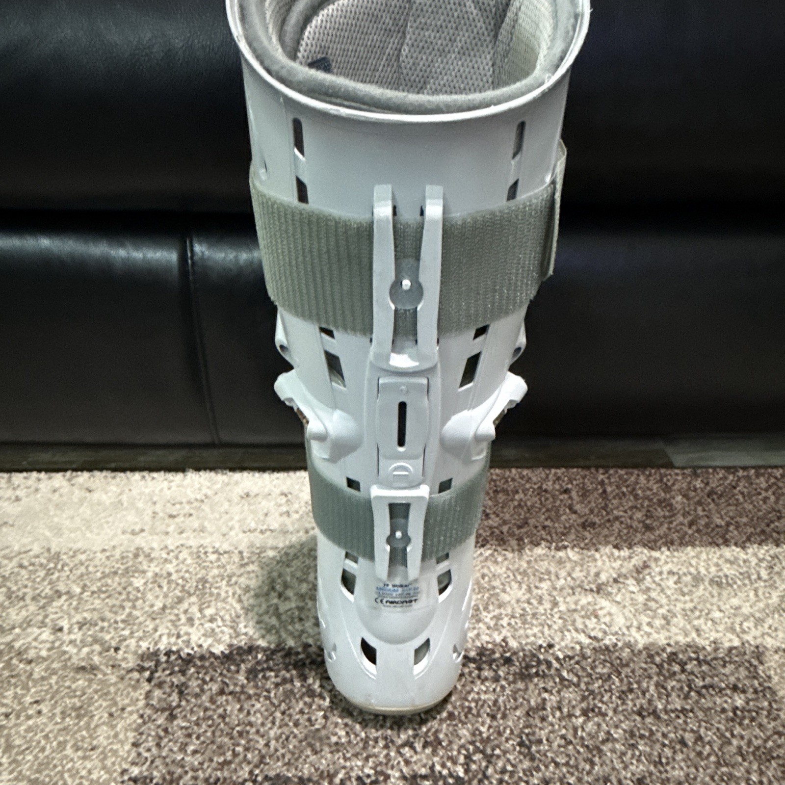 Aircast Adjustable Walking Boot Ankle Foot Immobilizer Plastic Gray/White M