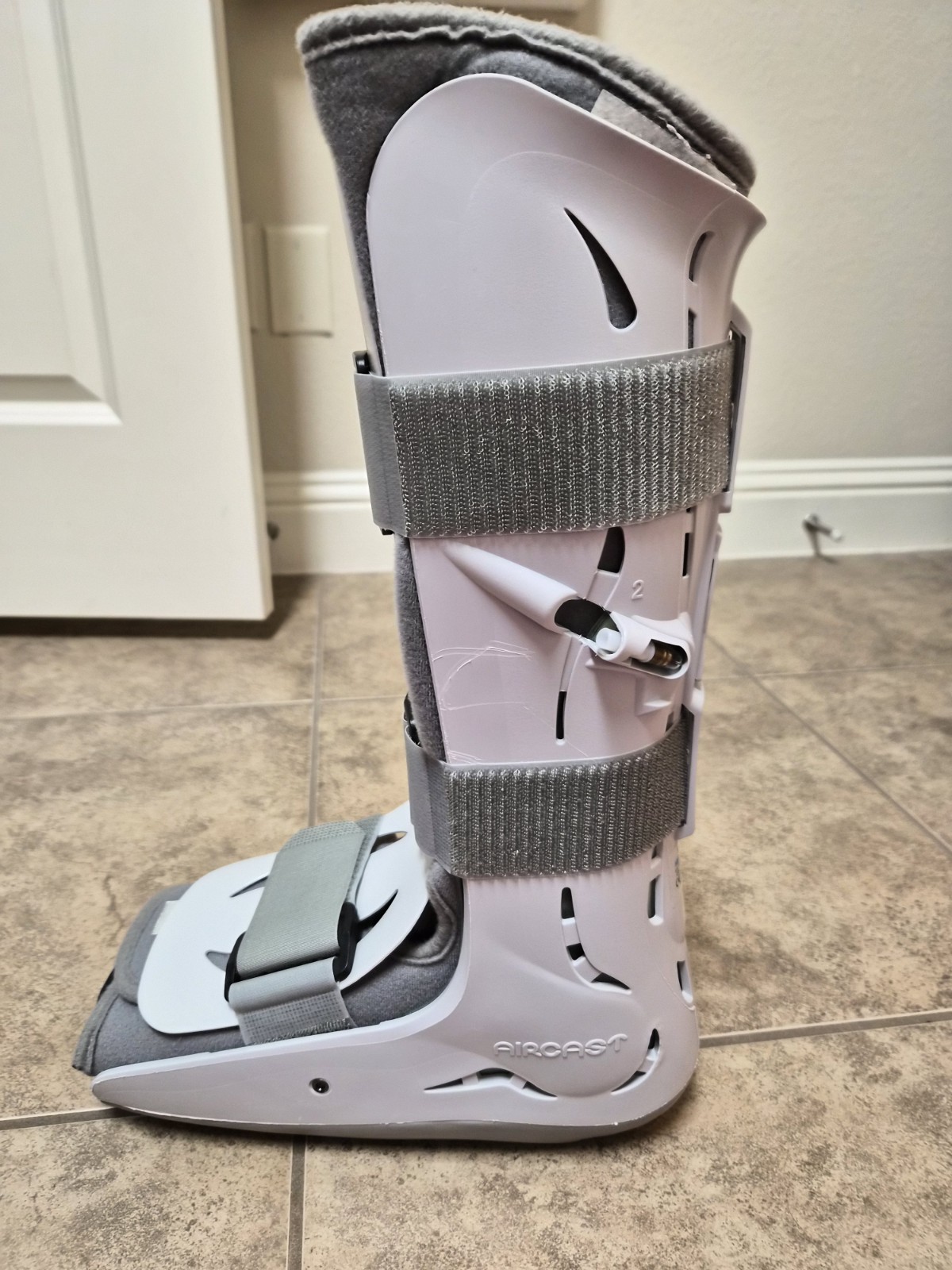 Aircast FP Walker Medium 01F-M Walking Boot Medium and hand pump