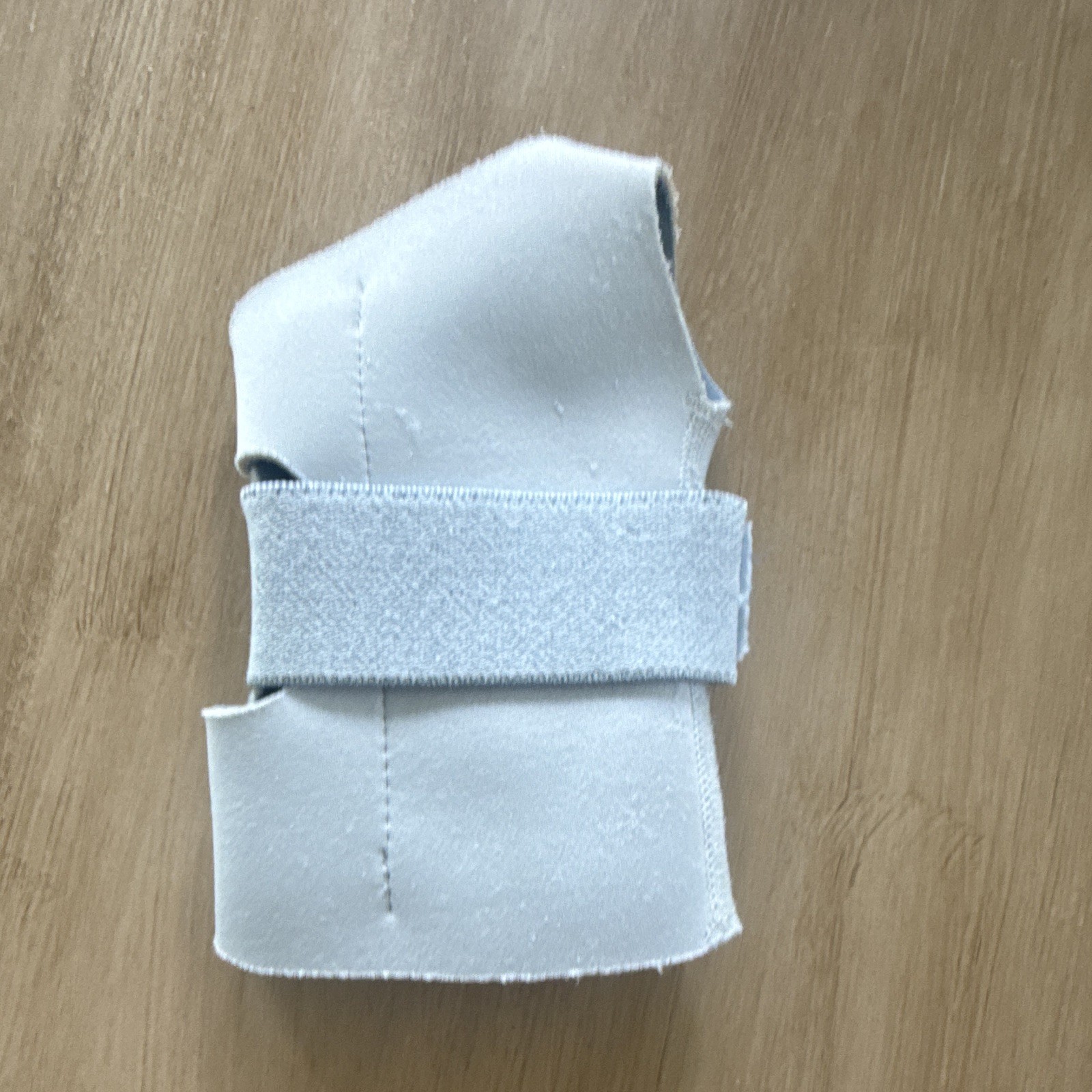 White Adjustable Left Wrist Brace w/ Hook-and-Loop Strap for Carpal Tunnel
