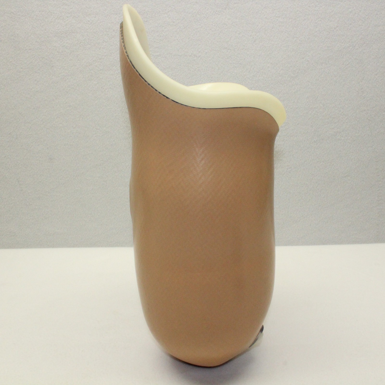 ABOVE KNEE PROSTHETIC RIGHT LEG SOCKET SYSTEM w/ VACUUM VALVE ~ W=5-6″ H=12-16″