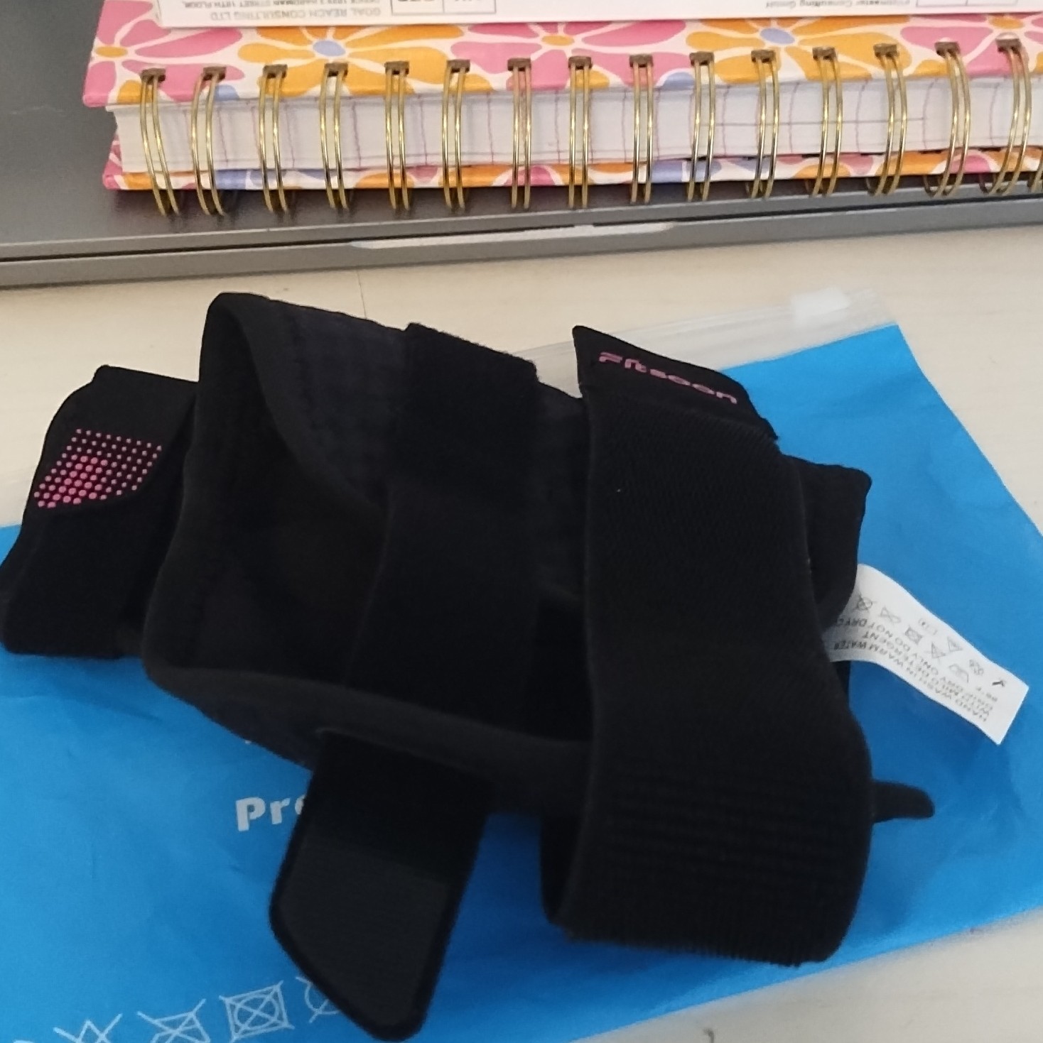 Fitsoon Adjustable Knee Brace Support for Stabilization PVC Black/Pink S/M CE