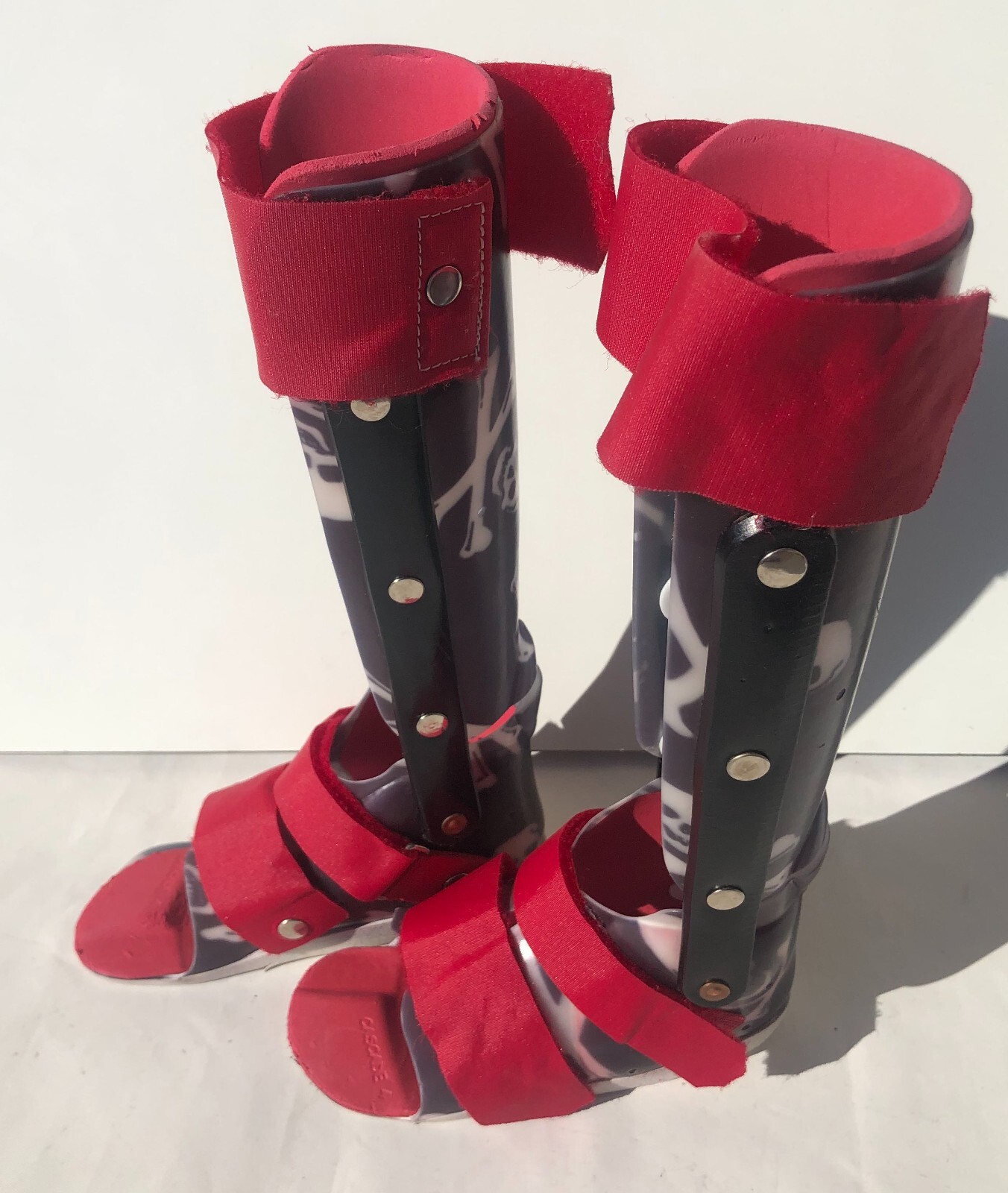 Cascade Hinged Leg Braces Left & Right Kids Black Red Skull Pirates
