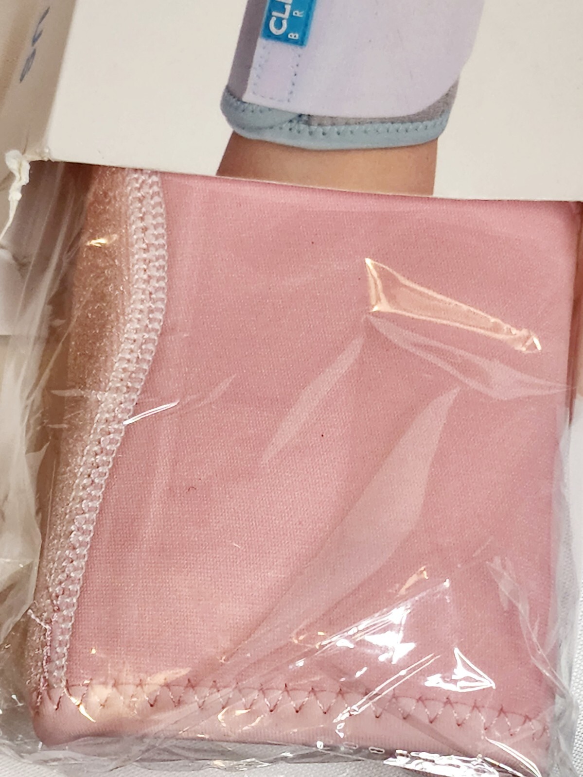 Clevvis Brace. Wrist support. NEVER USED Pink. Right or left wrist.damaged box