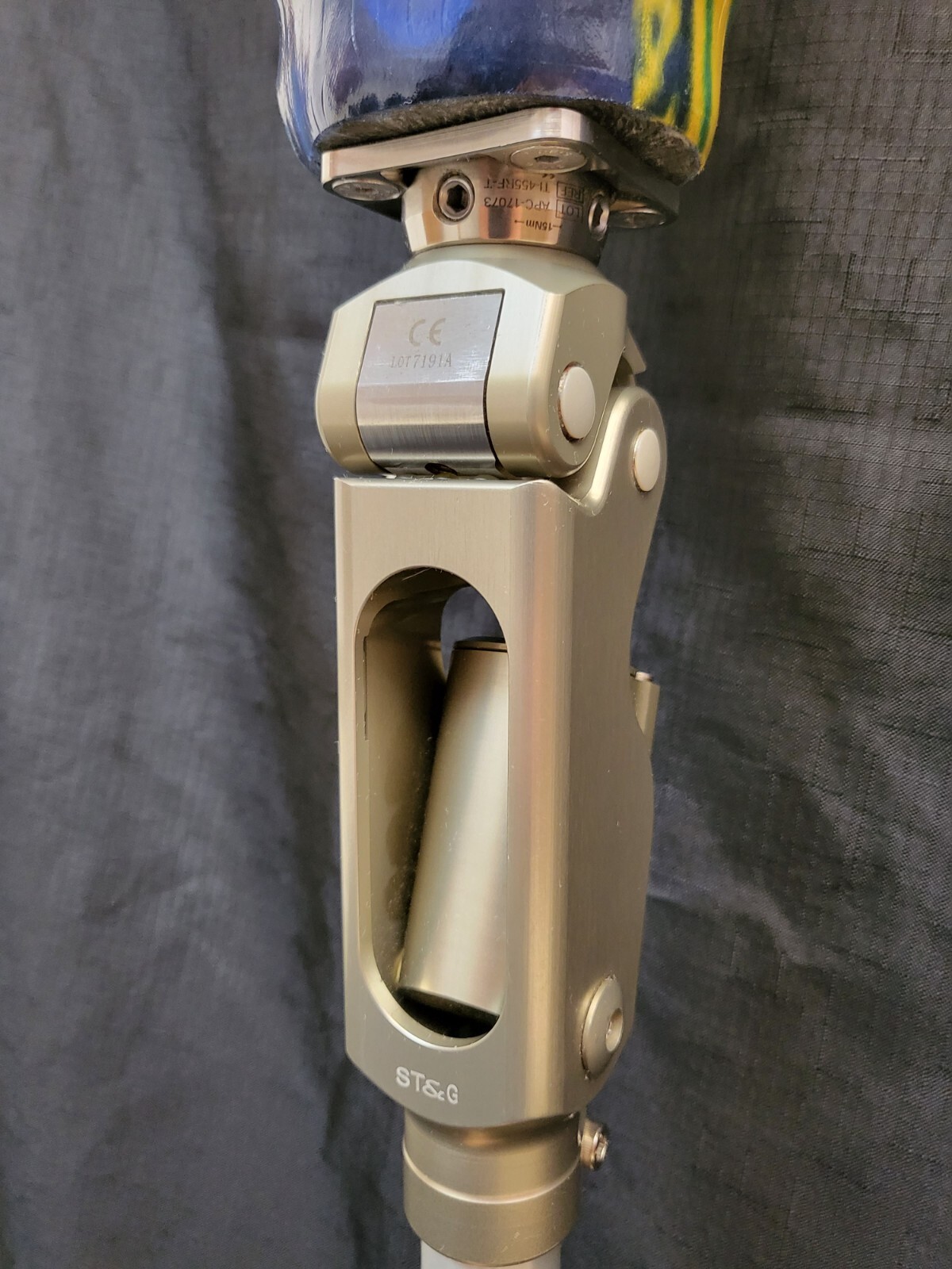 PROSTHETIC LEG, PNEUMATIC SINGLE AXIS WEIGHT-ACTIVATED LOCK KNEE, CARBON FIBER