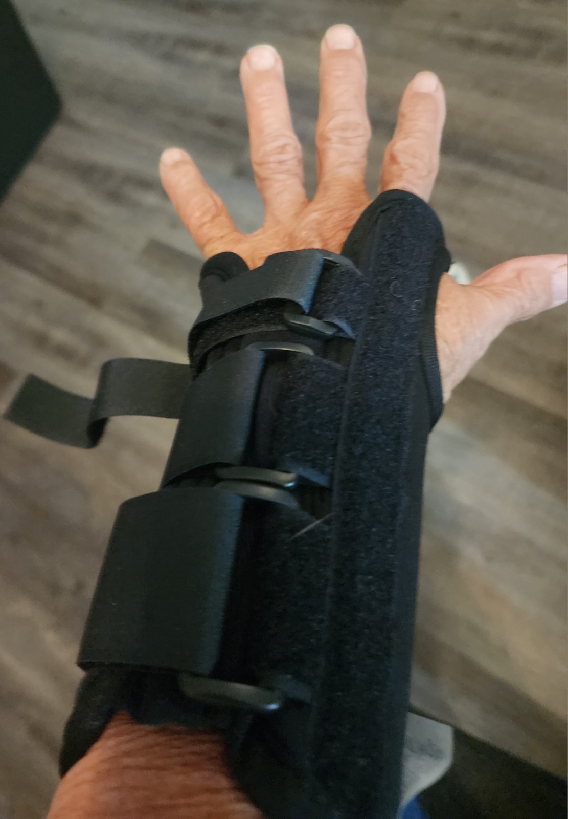 DeRoyal Right & left Wrist Splint, 8” Large, Black, Latex-free, Non-sterile