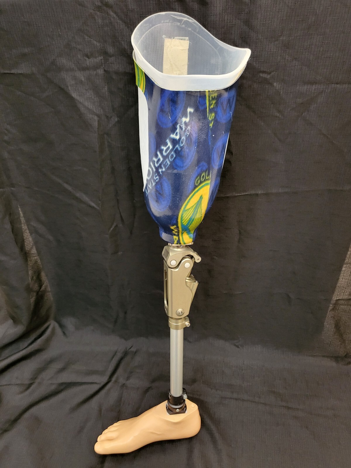 PROSTHETIC LEG, PNEUMATIC SINGLE AXIS WEIGHT-ACTIVATED LOCK KNEE, CARBON FIBER