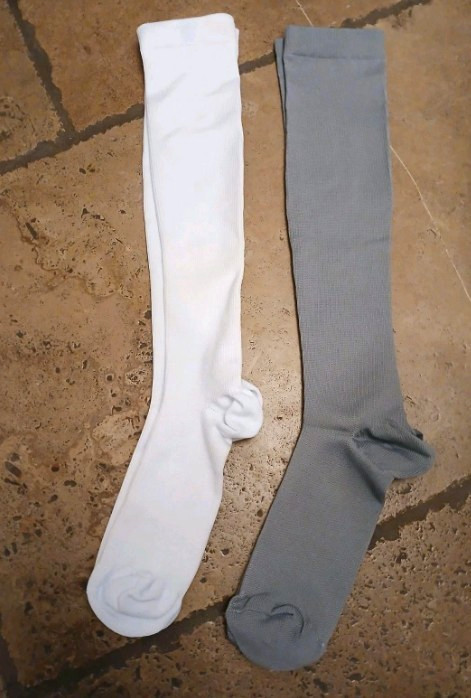 NEW 2 Pair Compression Stockings Women 14″ Socks Size S M White Gray Stretch