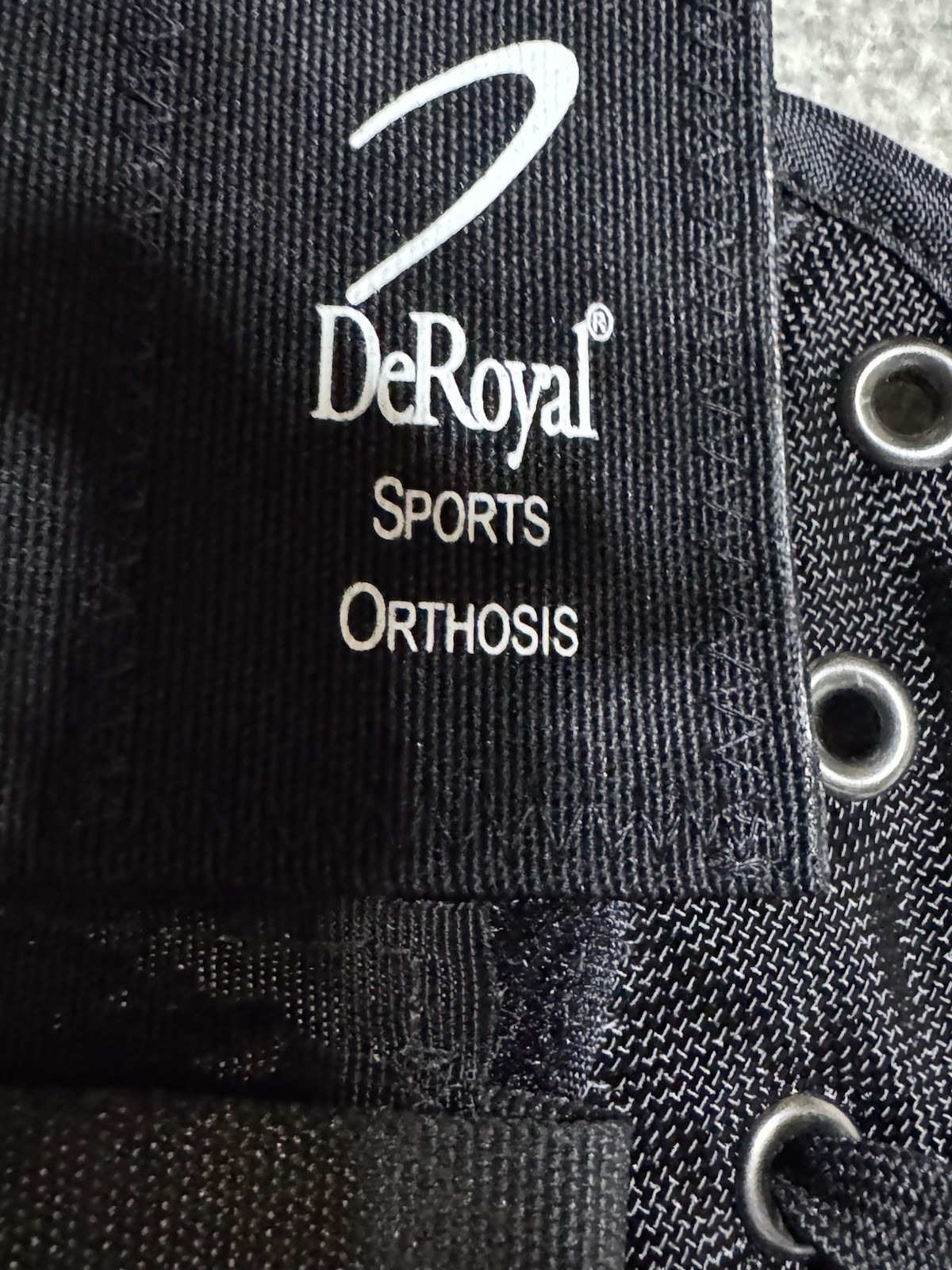 DeRoyal BRACE ANKLE SPORT II Universal Right /Left NYLON 15600007 large