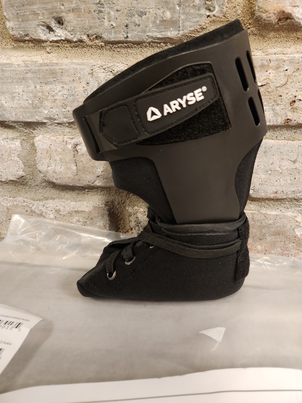 NEW ARYSE AY-06-102R MEDIUM RIGHT METFORCE ANKLE BRACE M-R