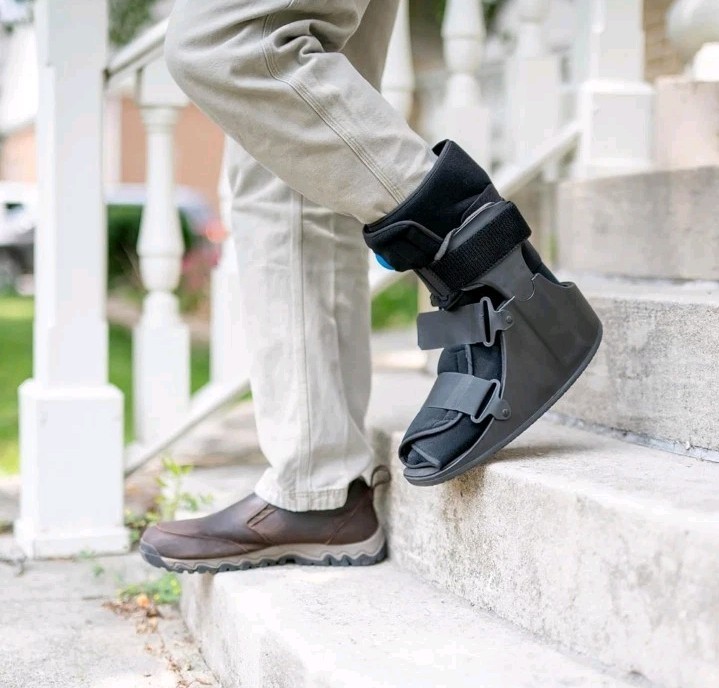United Ortho USA14115 Short Air Cam Walker Fracture Boot, Medium, Black