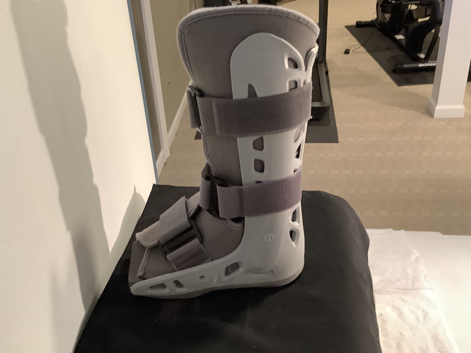 Aircast Softstrike Walking Post Surgical Boot Air Bag Pump Walking Cast DJO – Sm