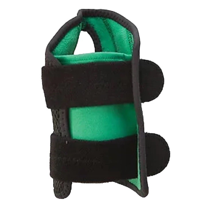 Mueller Sports Medicine Mueller Green Fitted Wrist Brace Left Hand, 0.212 Lb