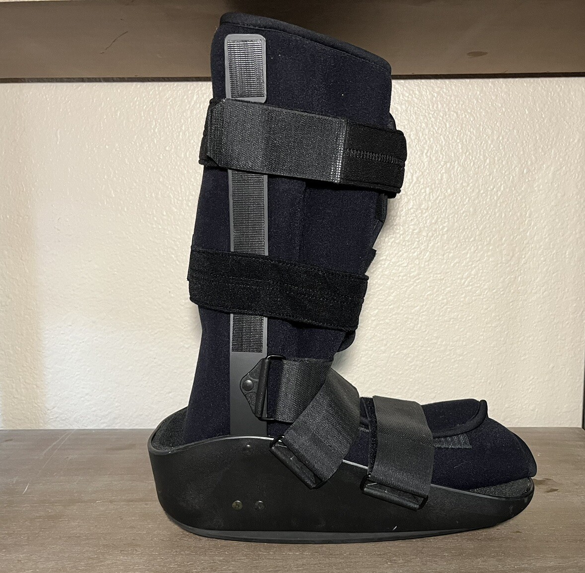 X-Large Mens Djo Inc Maxtrax Orthopedic Walking Boot, Used- 2017