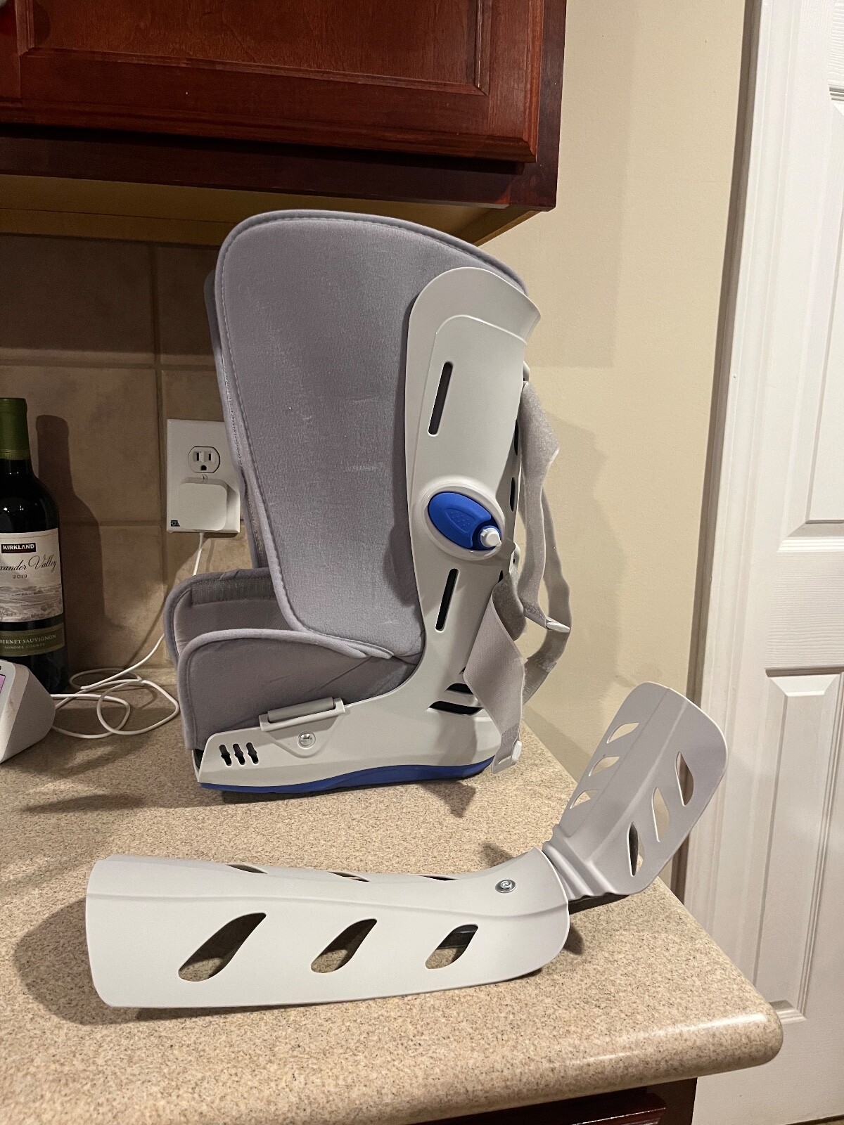DeRoyal MEDIUM Full Shell Walker Boot w/Air Pumps – Stabilization
