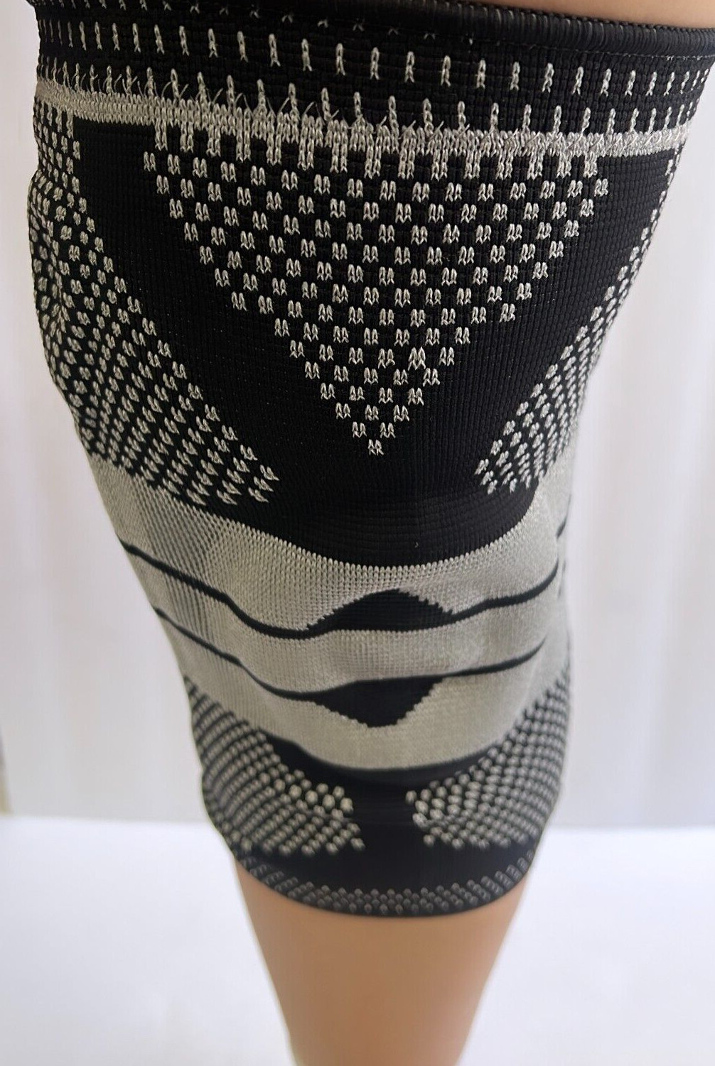 Knee Brace Compression Sleeve – Knee Pads Braces for Men Women Medical Grade – L