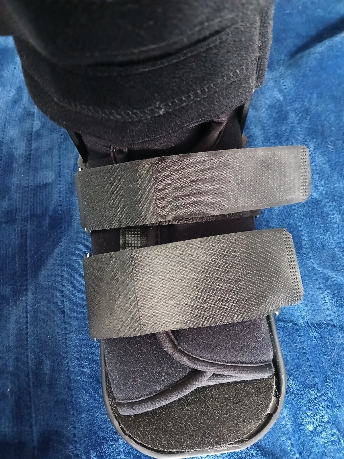 DonJoy MaxTrax Air Ankle Walker Brace Inflatable Walking Boot (Medium)